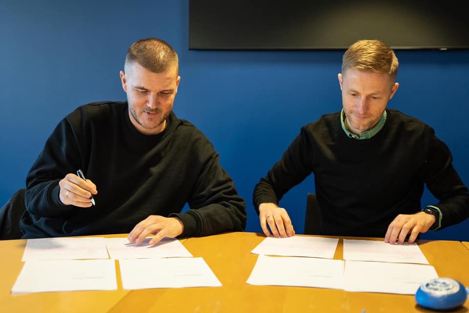 Henrik Hansen (th)og Niels Lodberg (tv) underskriver deres kontrakter Foto: SønderjyskE