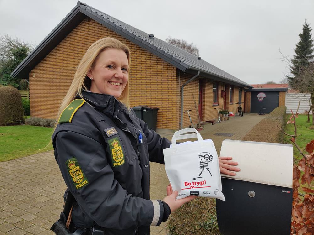 Betjente fra Syd- og Sønderjyllands Politi lægger en hilsen med gode råd og et tænd/sluk-ur i postkassen, hvis et hus virker tillokkende for indbrudstyve Foto: Syd- og Sønderjyllands Politi