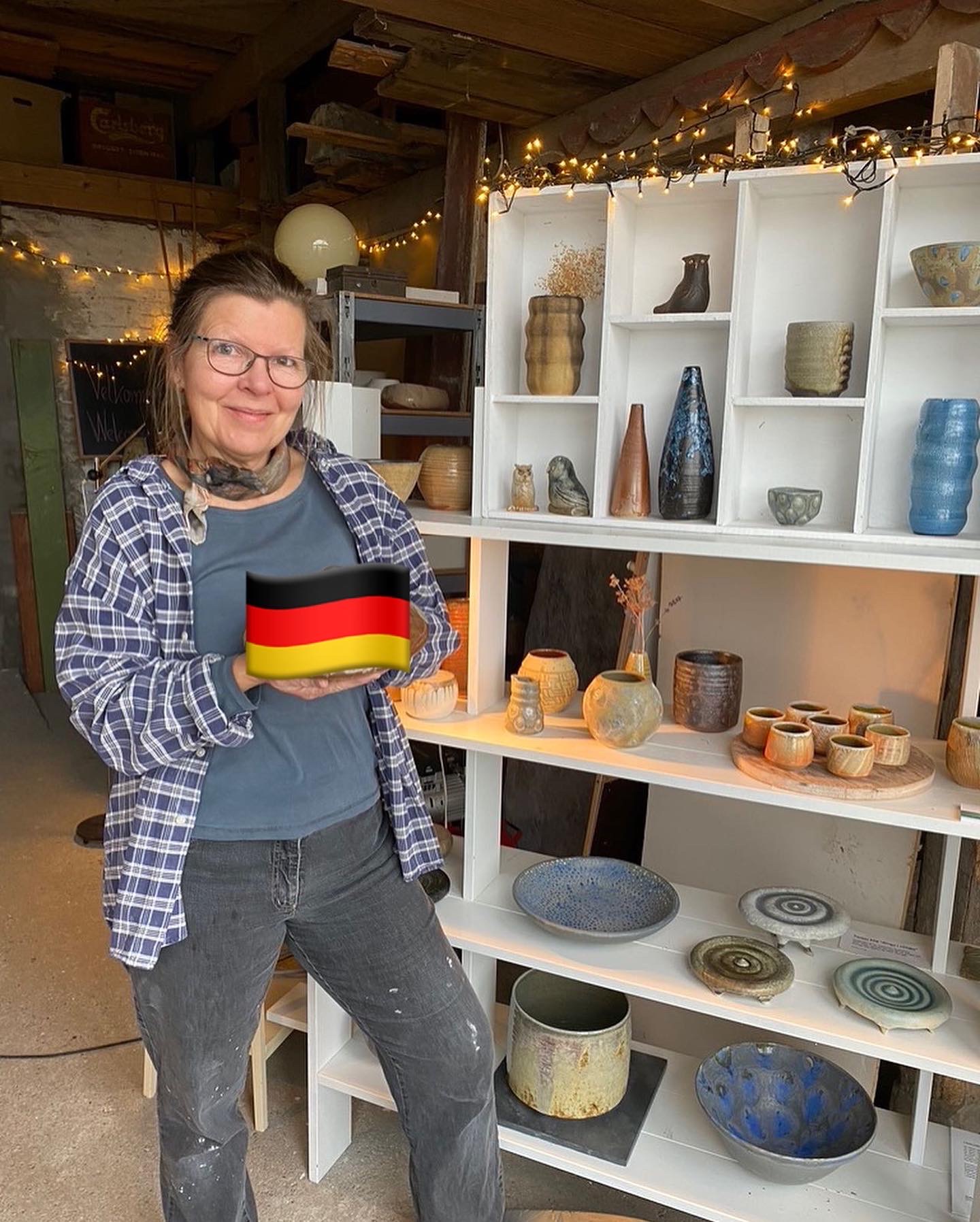 Susan Lange er første danske keramiker i rækken. Her står hun med genstanden fra Christian Lassens Mindemusuem i Jardelund. Foto: Pressefoto